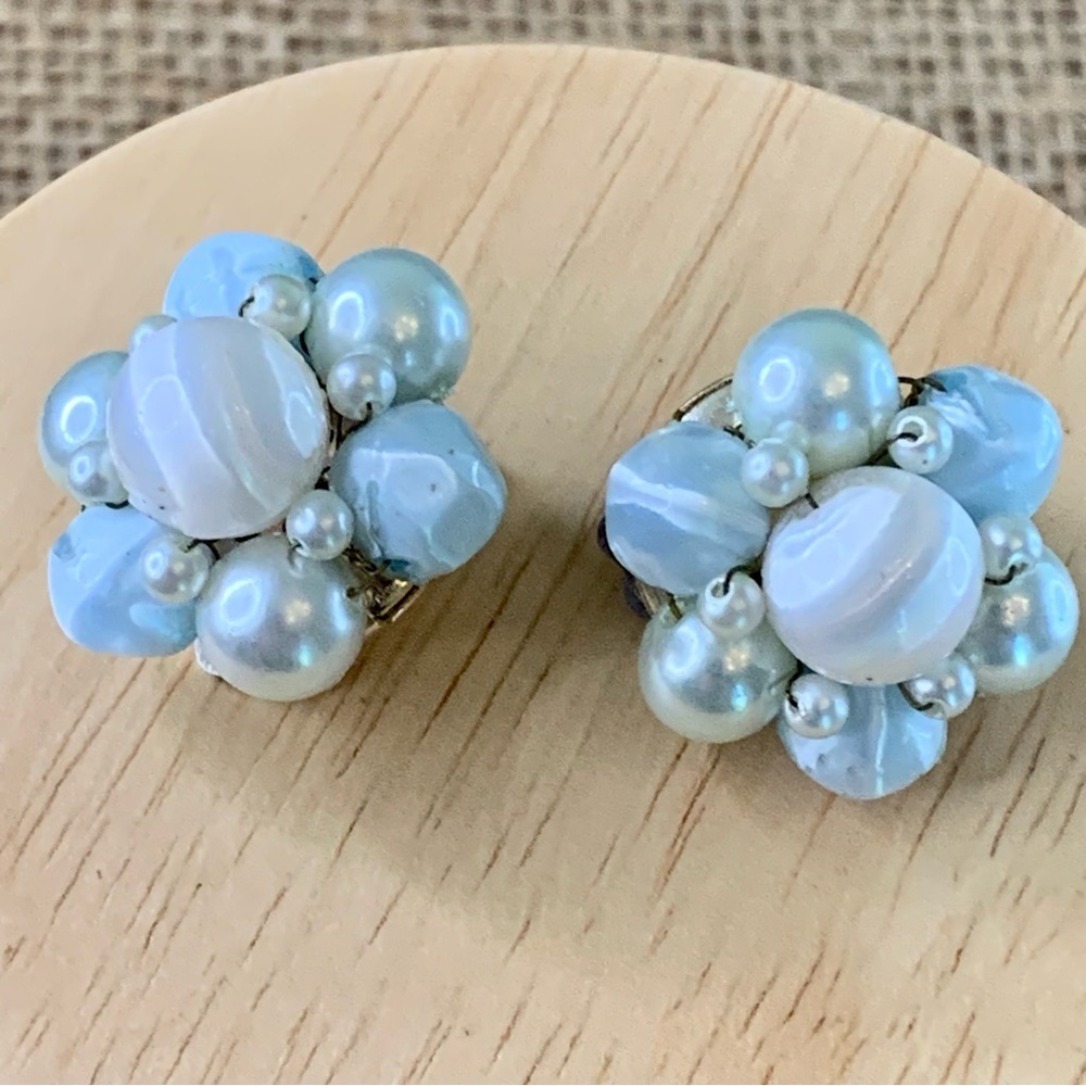 VTG Faux Pearl Cluster Flower Beaded Clip On Earrings Pale Blue & White Japan 1" - Picture 3 of 9
